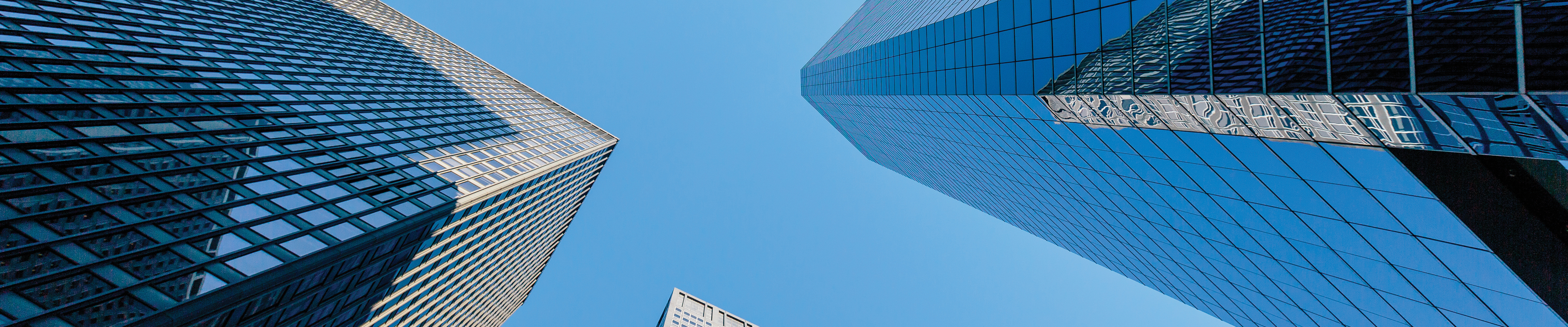 Skyscrapers and clear sky photographed from the ground.